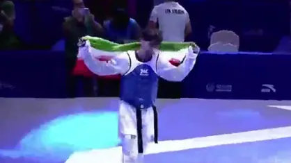 دور افتخار زندی با پرچم ایران و سجده شکر پس از کسب مدال طلا در رقابت&zwnj;های تکواندوی قهرمانی جهان