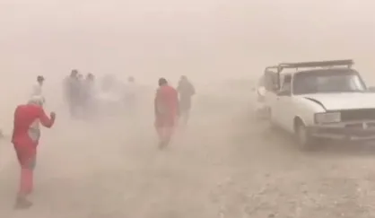 محور سه&zwnj;راهی دشتک به زابل بازهم مسدود شد/مردم سیستان خواستار حضور مسئولین کشوری در زمان بحران شدند