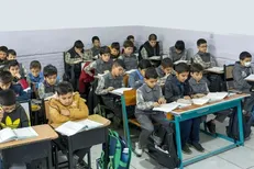 ذهن معصوم دانش آموزان بازیچه برخی معلم‌نماها شده است + فیلم