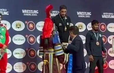 مدال طلا بر گردن عموزاد