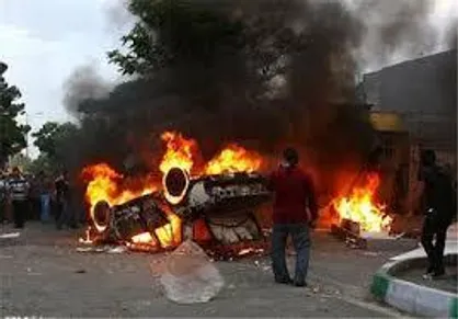 معترضان به مشکلات اقتصادی در کرمانشاه راهشان را از اغتشاش&zwnj;گران جدا کردند/ دو بانک و یک اداره کرمانشاه به آتش کشیده شد