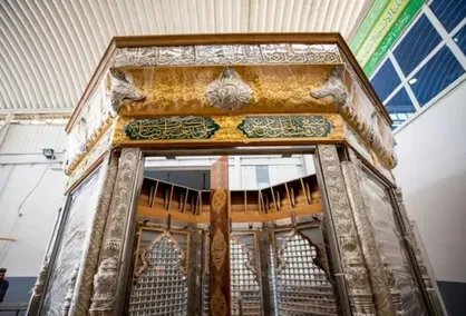 نصب قطعات ضریح مقام کف العباس (ع) آغاز شد