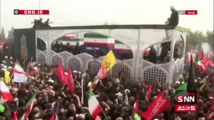 متبرک کردن پارچه و چفیه با تابوت پیکر رهبر شهید و خانواده ایشان در قم