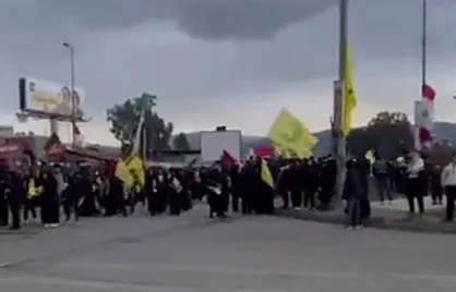 ازدحام و خیل عظیم جمعت و عزاداران سید&zwnj;الشهدای مقاومت در ورودی ورزشگاه کمیل شمعون در ساعات اولیه برگزاری مراسم تشییع شهدا