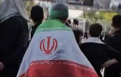 پرچم انتقام در دستان مردم وداع کننده