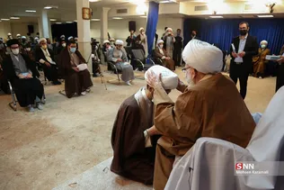 
ملبس شدن جمعی از طلاب به دست آیت الله نوری همدانی
