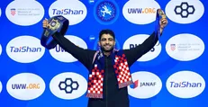 محمدهادی ساروی پس از کسب دومین مدال طلا در کشتی فرنگی جهان: این مدال را به مردم عزیز کشورم تقدیم می‌کنم