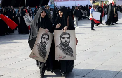 غصه حجاب من را نخوری بابا جان؛ چادرم سوخته اما به سرم هست هنوز