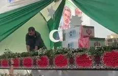 خودروی حامل پیکر شهدای کودک دفاع مقدس وارد میدان انقلاب شد