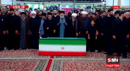 فیلم کامل اقامه نماز بر پیکر مطهر رهبر شهید در آستان قدس رضوی + فیلم