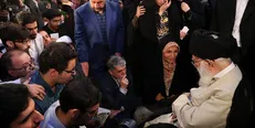بغض رهبر انقلاب پس از پایان یک شعر؛ به شهدای مظلوم فاطمیون پرداخته شود