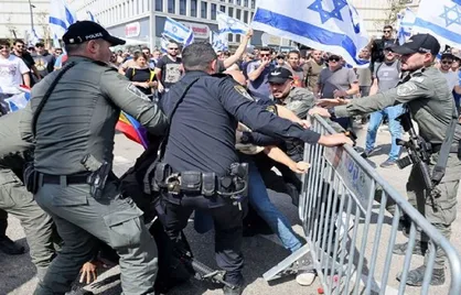 پلیس رژیم صهیونیستی شهرک نشینان را در جریان تظاهراتی که خواستار پایان جنگ و یک توافق جامع تبادل اسرا بودند، سرکوب کرد