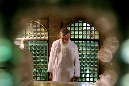 غبارروبی ضریح مطهر امام رضا (ع) با حضور رهبر انقلاب + عکس