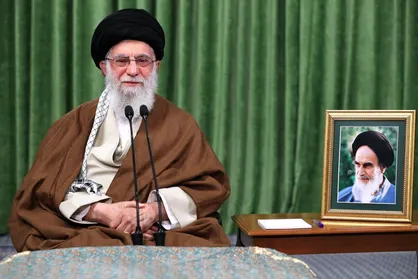 رهبر انقلاب: پرچم آرمان&zwnj;خواهی و مطالبه&zwnj;گری را زمین نگذارید / یارگیری کنید؛ حذف نکنید / دولت جوان حزب&zwnj;اللّهی علاج مشکلات کشور