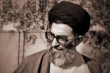 شعر افشین علا برای امام شهید امت با عنوان «شناسنامه‌ی ایران»؛ از من مپرس نام مرا هم شهرت و نشان مرا
نام من است و نشان من سید علی خامنه‌ای