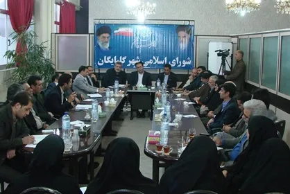 فیلم/ رئیس شورای شهر گلپایگان: مردم باید افتخار کنند که شهردار ماشین باکلاس زیر پاشه!
