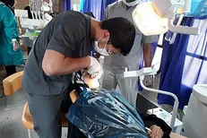 اتوبوس سیار دندانپزشکی دانشگاه آزاد در مناطق سیل‌زده لرستان مستقر شد