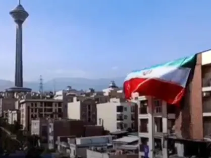 نصب پرچم ایران بر ساختمان&zwnj;های مورد اصابت رژیم صهیونیستی در تهران🇮🇷