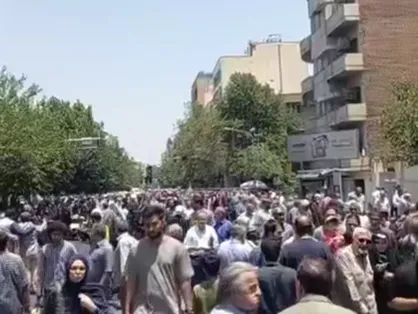 مردم دوشادوش هم در نماز جمعه همدلی و ایستادگی در تهران