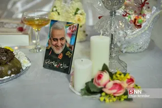یک زوج شیرازی همزمان با فرارسیدن 22 اسفندماه، سالروز گرامیداشت مقام شهدا، آغاز زندگی مشترک خود را در جوار مزار شهدای گمنام گلزار شهدای این شهر جشن گرفتند.