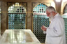 غبار روبی حرم امام رضا (ع) با حضور رهبر معظم انقلاب