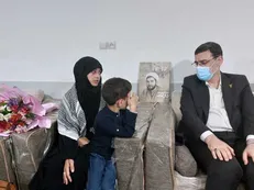 دیدار قاضی‌زاده هاشمی با خانواده شهید حادثه تروریستی حرم رضوی