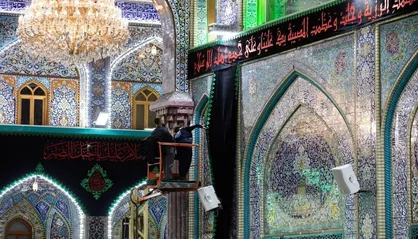 حرم امام حسین (ع) در آستانه محرم سیاه&zwnj;پوش شد