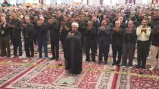 اقامه نماز ظهر تاسوعا در حرم مطهر شاهچراغ (ع)