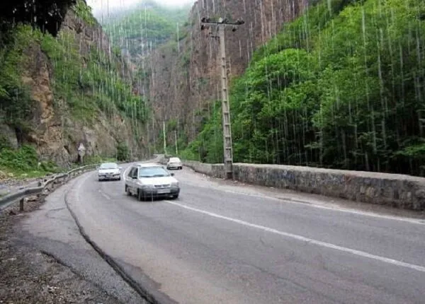 محور کندوان مسدود شد / شرایط نامساعد و بارش شدید باران