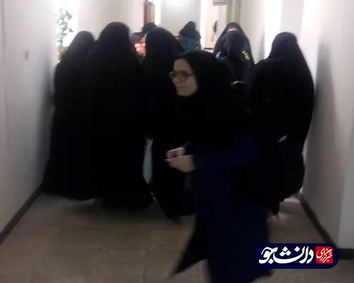 تجمع دانشجویان خلیج فارس بوشهر در اعتراض به ورود آقایان عضو شورای صنفی به خوابگاه دختران
