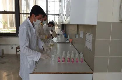 تولید ژل ضدعفونی کننده دست در مرکز نوآوری و کارآفرینی دانشگاه خلیج فارس بوشهر