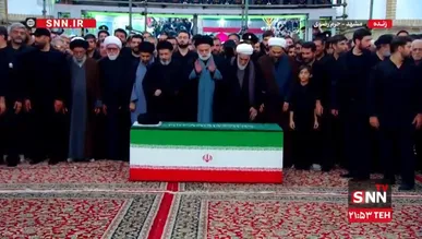 اقامه نماز بر پیکر رهبر شهید انقلاب توسط فرزند ارشد ایشان+فیلم