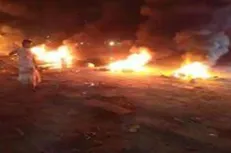 اعتراضات شدید علیه دولت مستعفی در شرق یمن / مقر حزب «اصلاح» به آتش کشیده شد + عکس