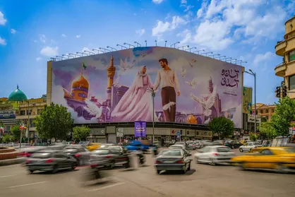 دیوارنگاره جدید میدان انقلاب مزین به شعار &laquo;آسان و آسمانی&raquo;