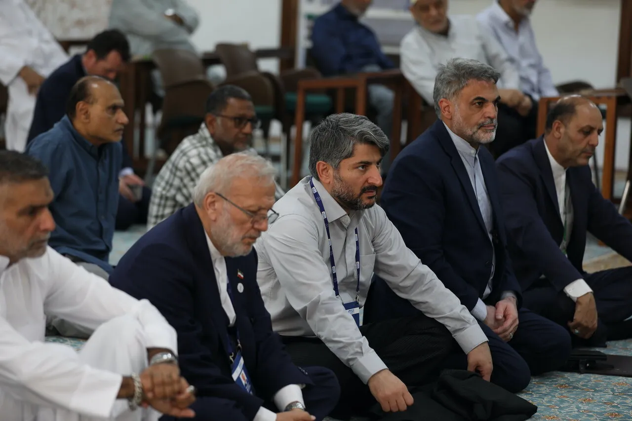 هیأت پارلمانی ایران در نمازجمعه شیعیان آروشا شرکت کرد+عکس