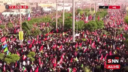 عاشقان امام شهید در سایه&zwnj;سار پرچم سه رنگ ایران منتظر آغاز تشییع آقای کشور دوست هستند