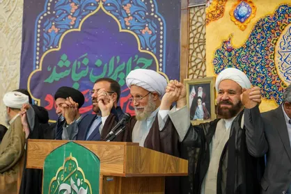 عقد اخوت زائران شاهچراغ (ع) با نوای آیت&zwnj;الله دژکام برگزار شد+فیلم