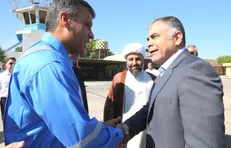 تلاشگران صنعت نفت در جزیره خارگ مردانه پای کار ایستاده‌اند