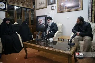 حضور رهبر معظم انقلاب اسلامی در منزل سردار شهید سپهبد سلیمانی