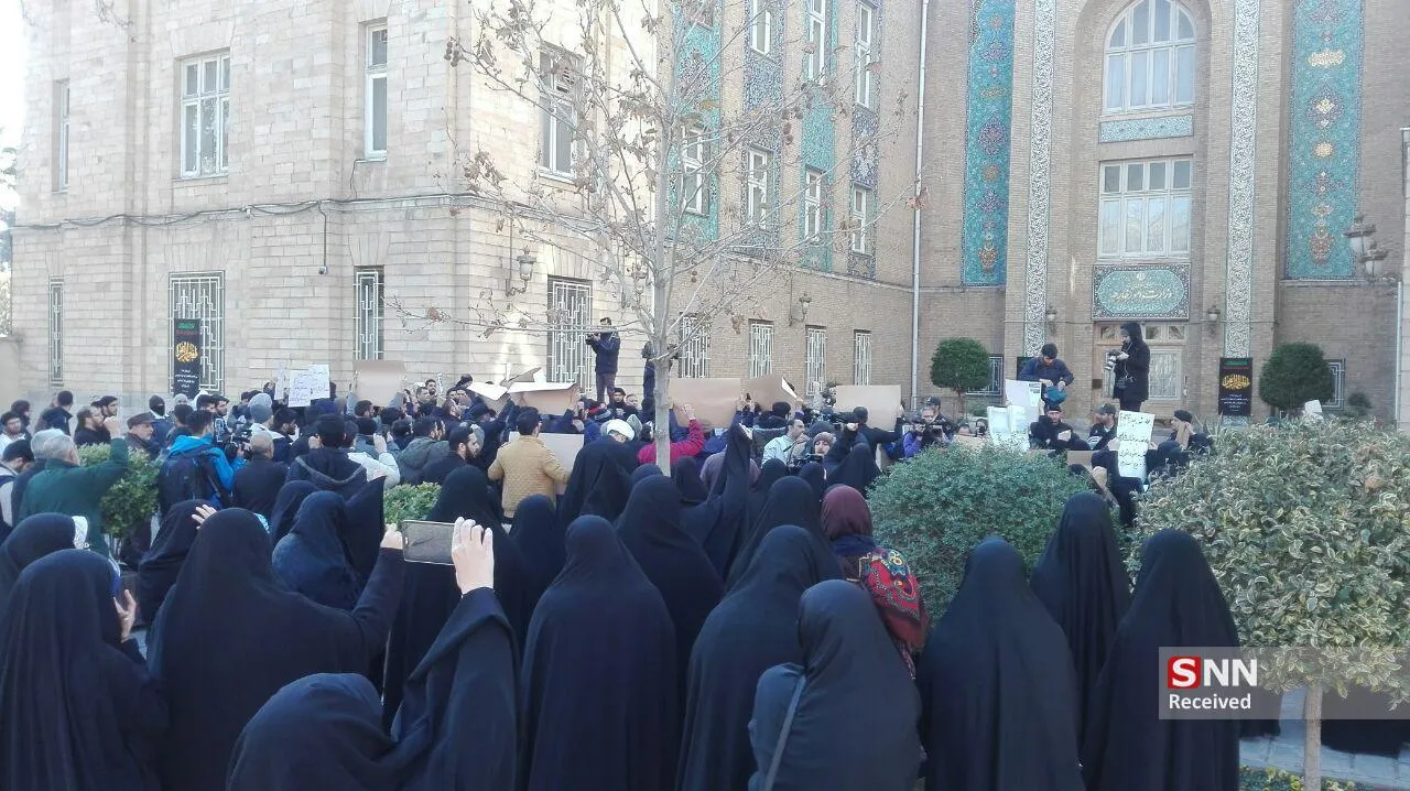 تجمع دانشجویان مقابل وزارت امور خارجه