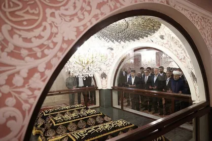 پزشکیان از امامزاده فاطمه حکیمه دختر امام موسی بن جعفر(ع) زیارت کرد