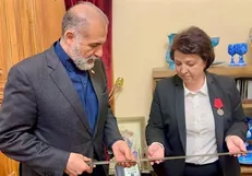 اهدای شمشیر به جلالی برای پاسداشت مقاومت ملت ایران در برابر تجاوز