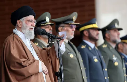 رهبر انقلاب: نیروهای مسلح باید آمادگی لازم برای مقابله با فتنه را داشته باشند