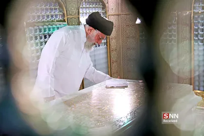 غبارروبی مضجع مطهر حضرت امام رضا (ع) باحضور رهبر معظم انقلاب