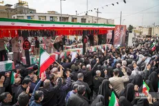 پیکر شهدای جنگ رمضان بر دوش مردم روزه دار تهران تا معراج تشییع می‌شود + فیلم