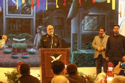 مراسم تحویل سال نو در بهشت زهرا (س) با حضور فرمانده سپاه برگزار شد