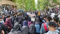 این پرچم همچنان بالاست...