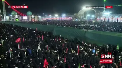 حضور عاشقان امام مجاهد شهید در مسجد جمکران، ساعاتی پیش از مراسم اقامه نماز بر پیکر مطهر رهبر شهید انقلاب و شهدای خانواده ایشان