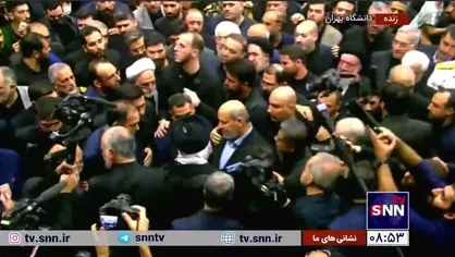 دلجویی رهبر انقلاب از فرزند شهید هنیه پس از اقامه نماز بر پیکر آن شهید