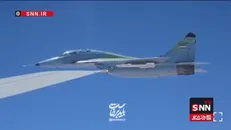 همراهی جنگنده‌های ارتش با هواپیمای حامل پیکر مطهر رهبر شهید انقلاب اسلامی و شهدای خانواده ایشان +  فیلم